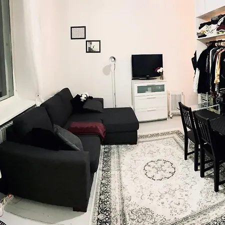 Bright Top Floor Studio In The Centre Huoneisto